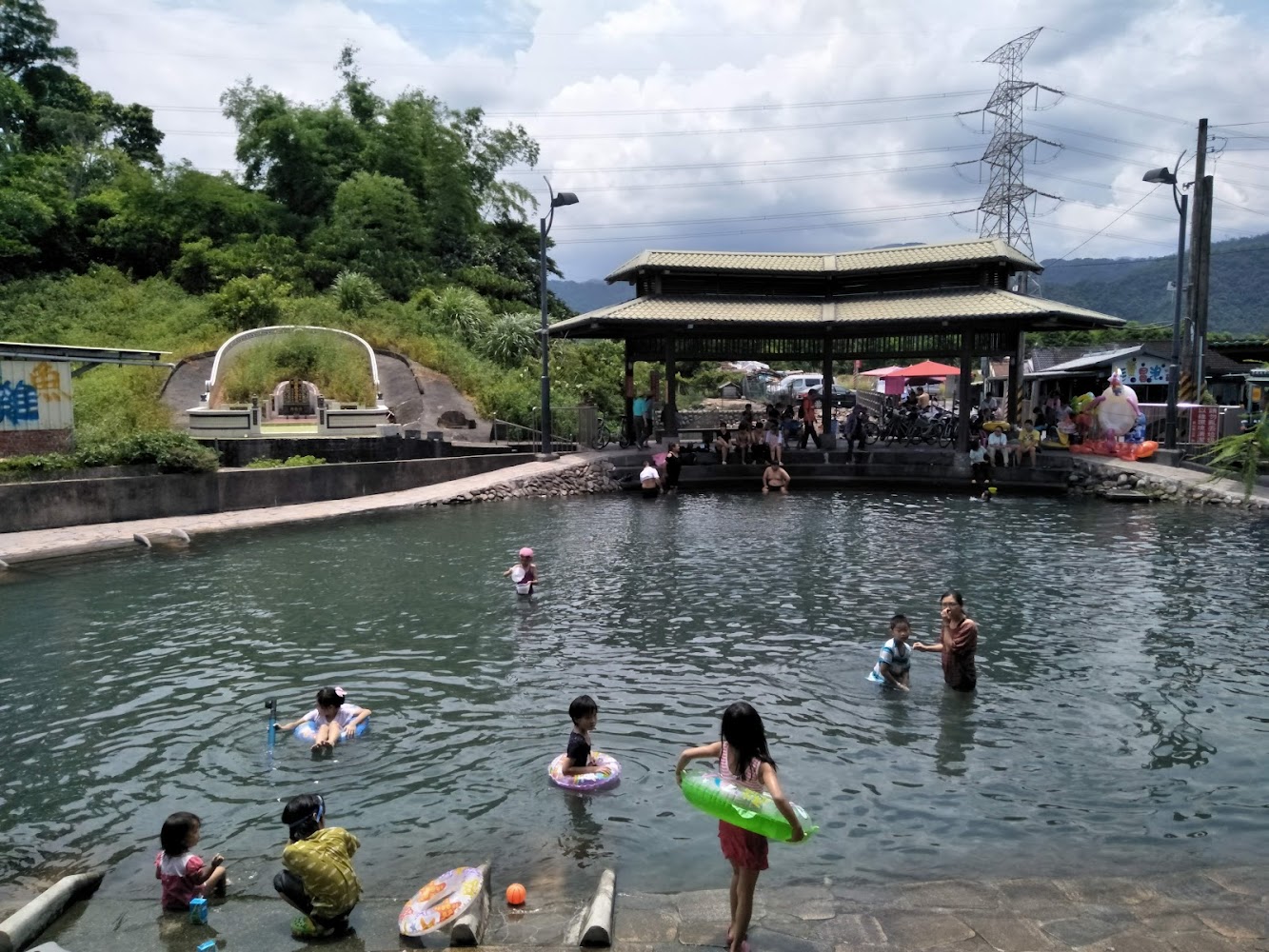 螃蟹冒泡戶外公共湧泉池戲水景象