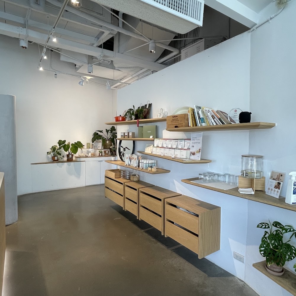 SO_UP輕食館室內木質層架與書籍盆栽