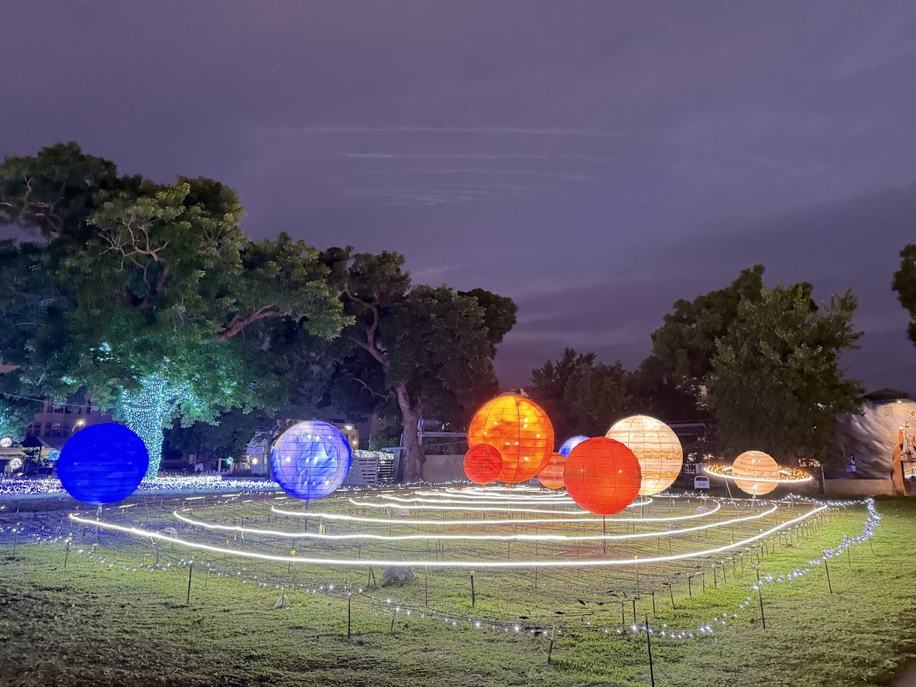 夜晚公園內圓球燈排列成星球意象