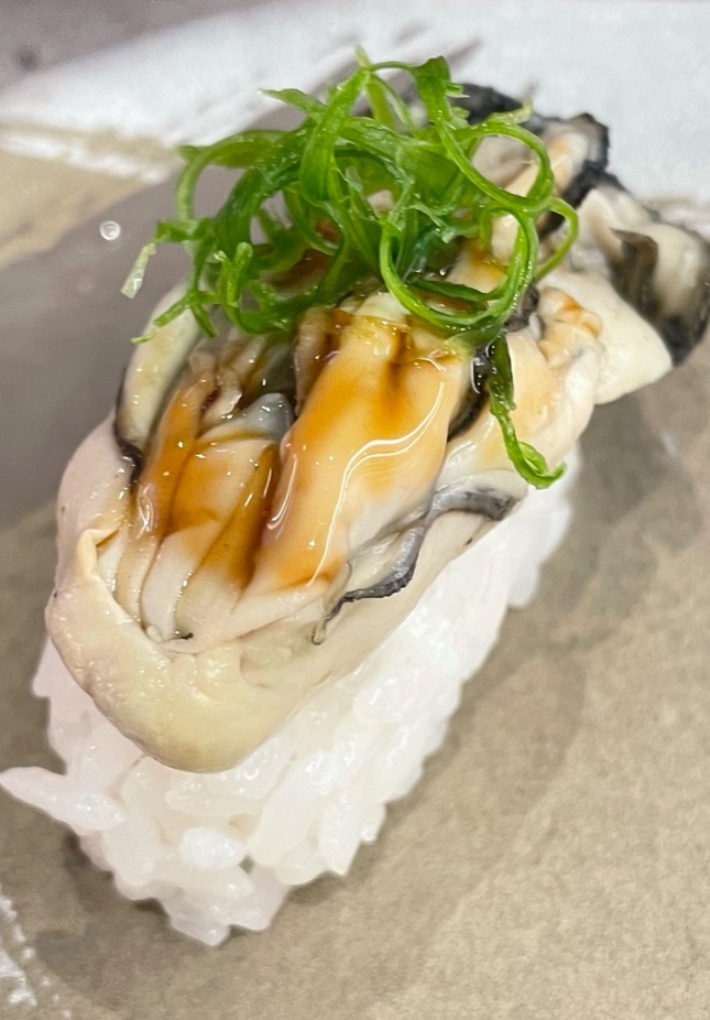 新鮮牡蠣壽司搭配醬汁與蔥絲