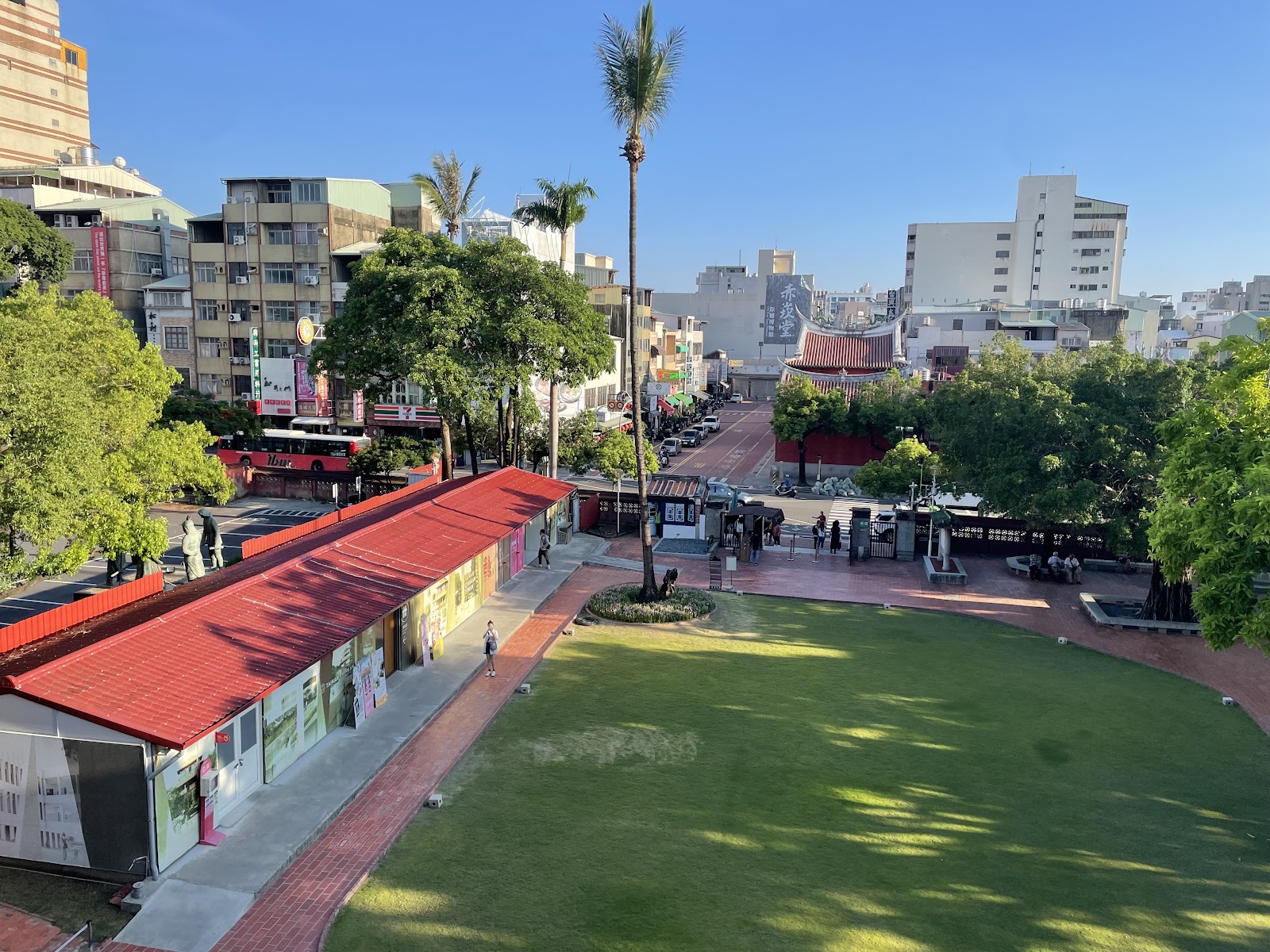 俯瞰赤崁文化園區廣場，紅屋頂展覽棚與翠綠草坪，台南旅遊攻略