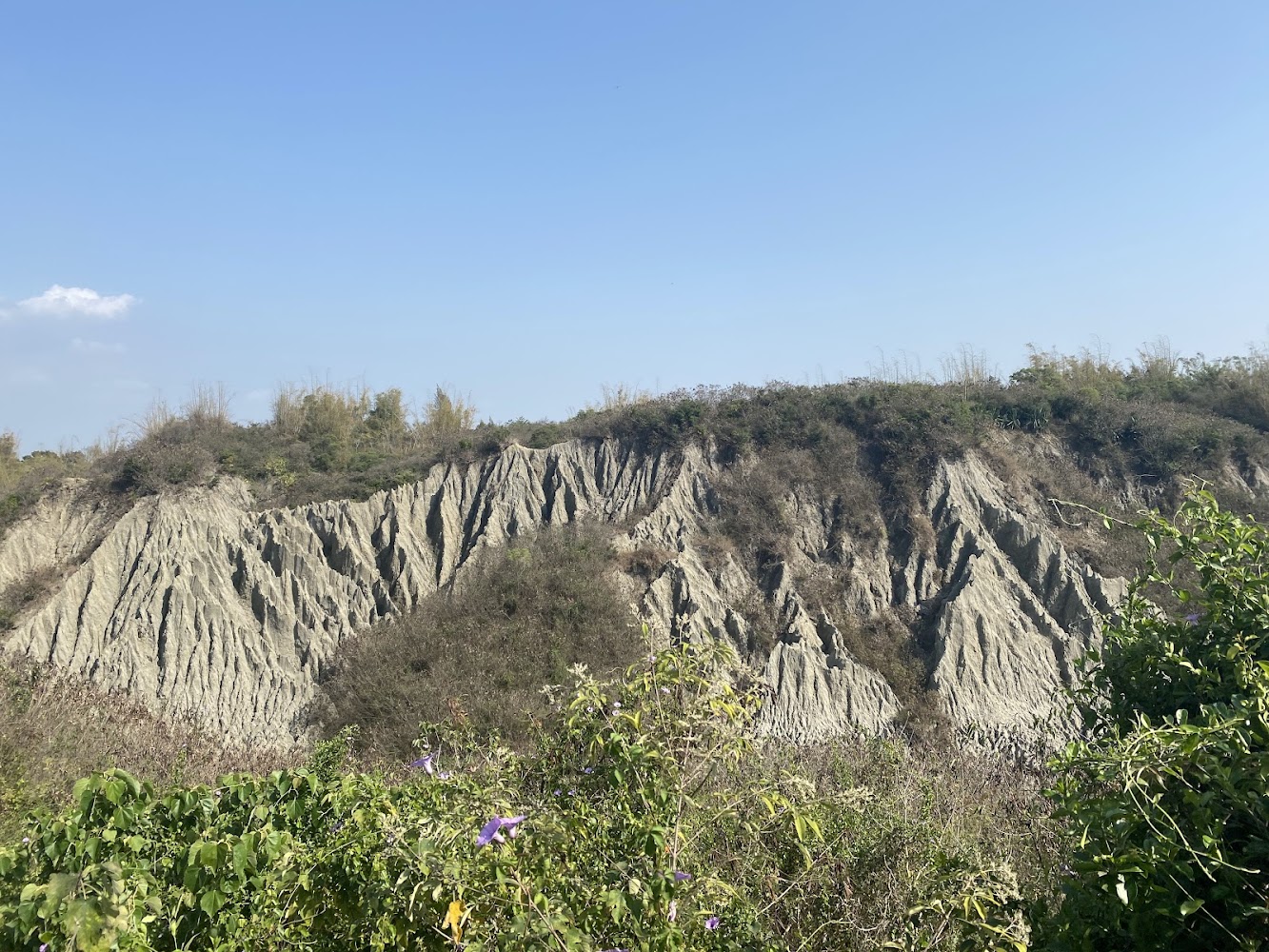 漯底山自然公園藍天下的惡地地形