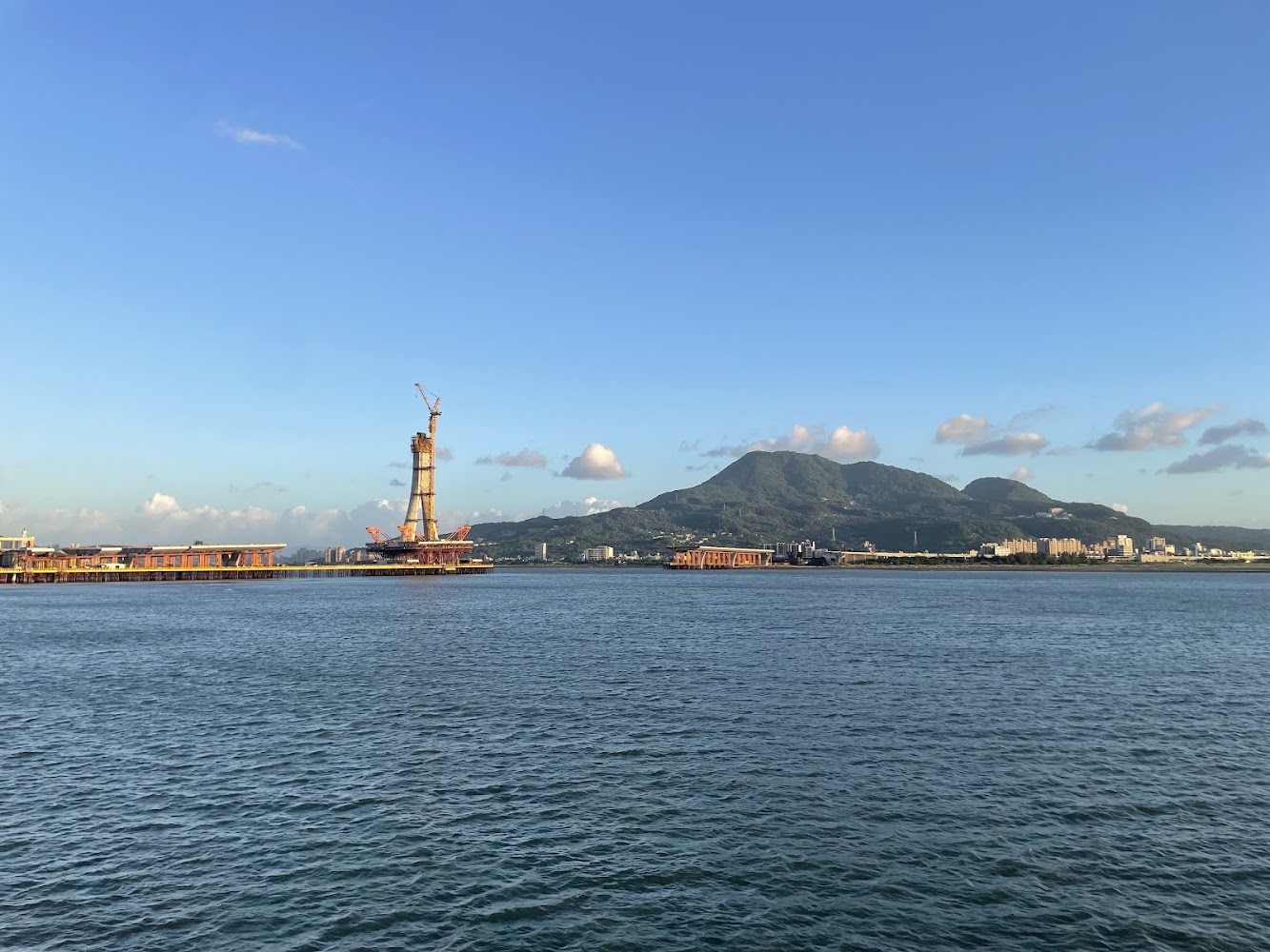 淡水河遼闊水面與遠方港口設施