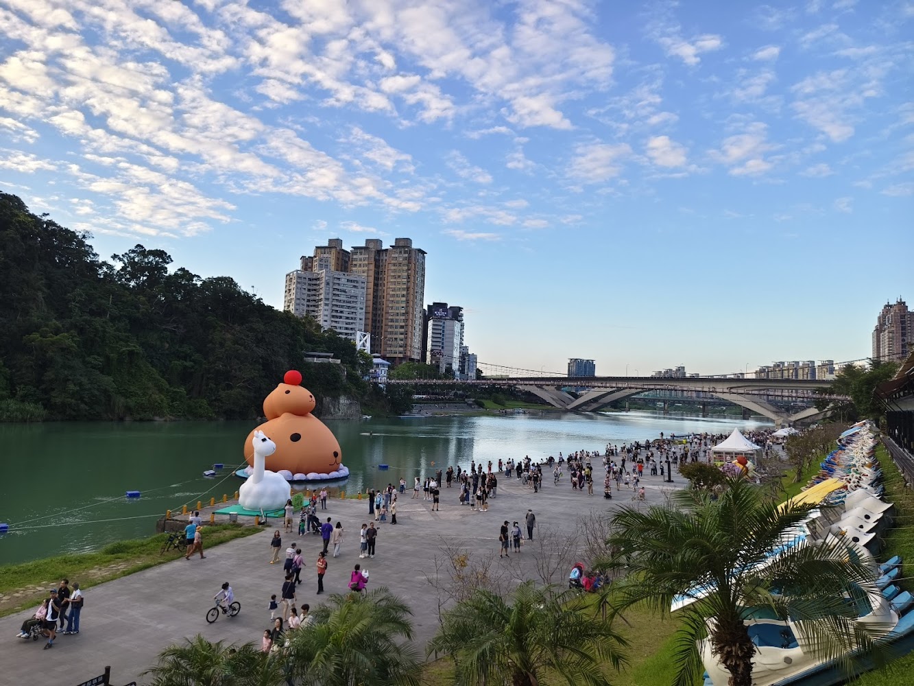 碧潭水岸商圈河岸散步與活動景色