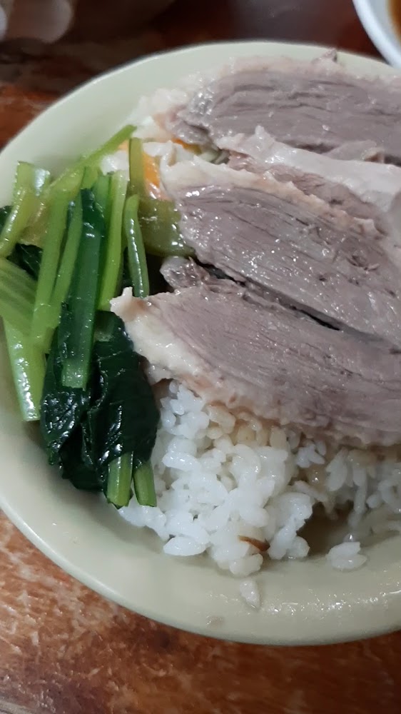 鴨肉飯與燙青菜近照