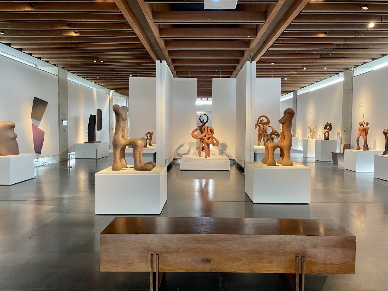 寬敞明亮的現代藝術博物館空間與抽象雕塑作品