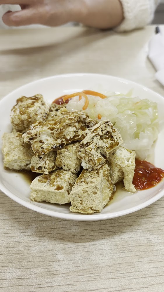 炸臭豆腐搭配泡菜與辣醬的近拍