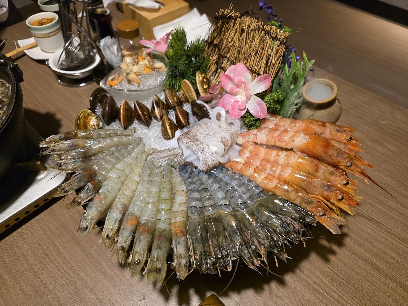 精緻海鮮拼盤，含蝦、貝類與花枝