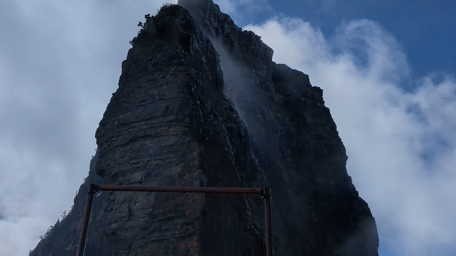 雲霧繚繞的大霸尖山岩壁近景