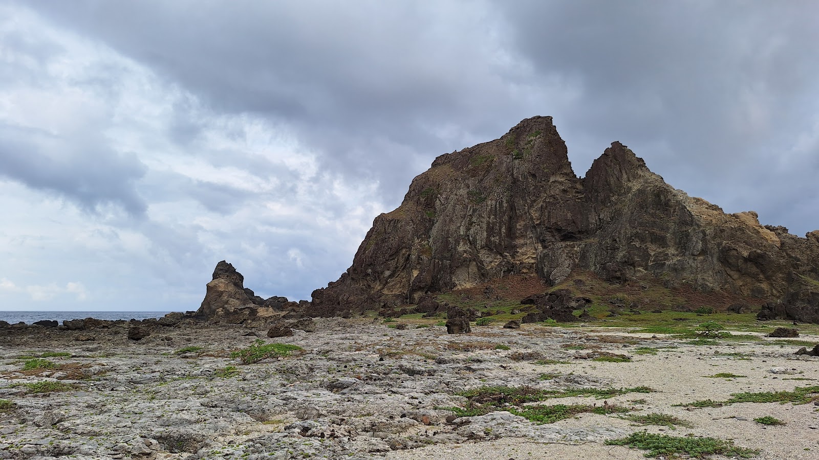小長城火山岩壁近景珊瑚礁海岸
