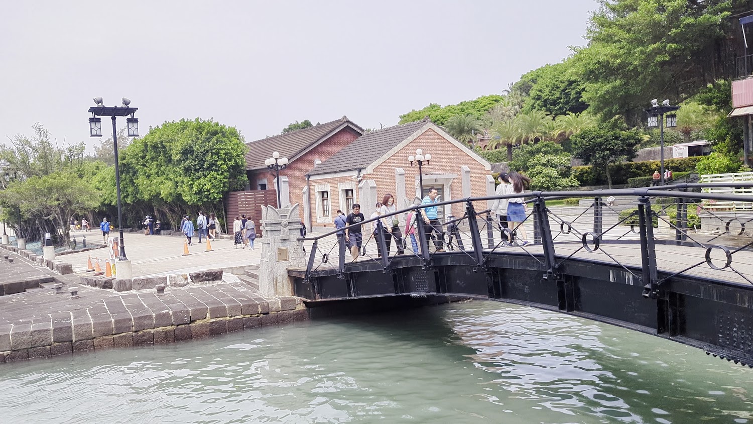淡水海關碼頭鋼橋與歷史建築景觀