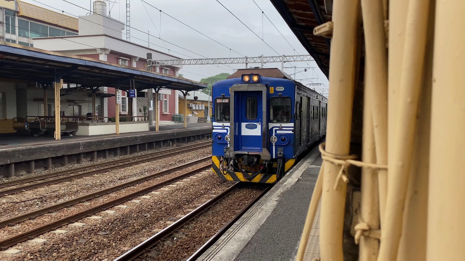 藍色列車停靠在二水車站月台