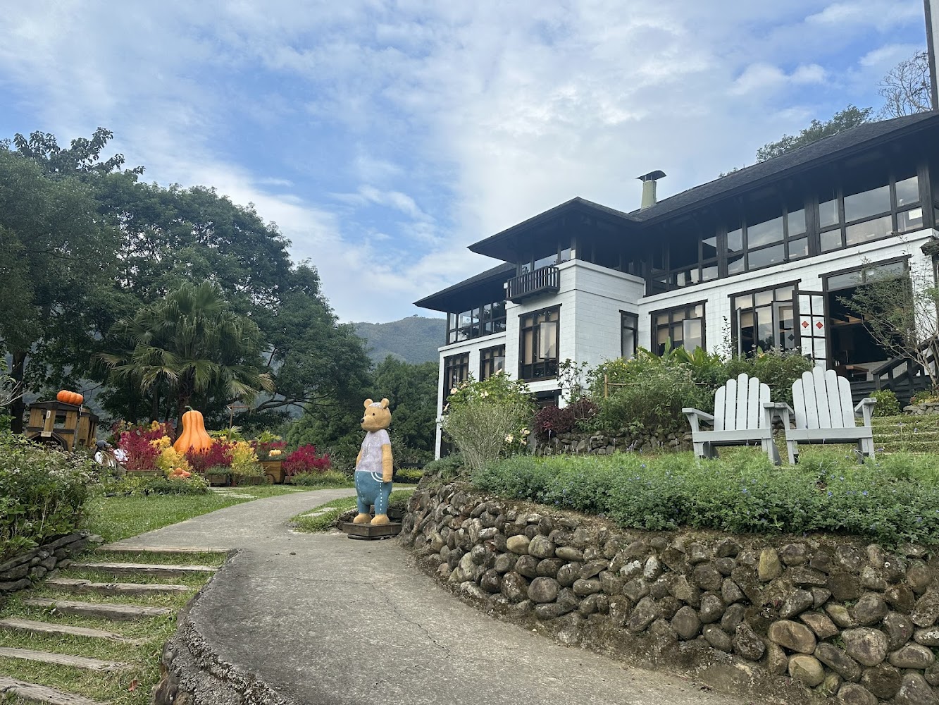 薰衣草森林新竹尖石店白色建築與戶外草地
