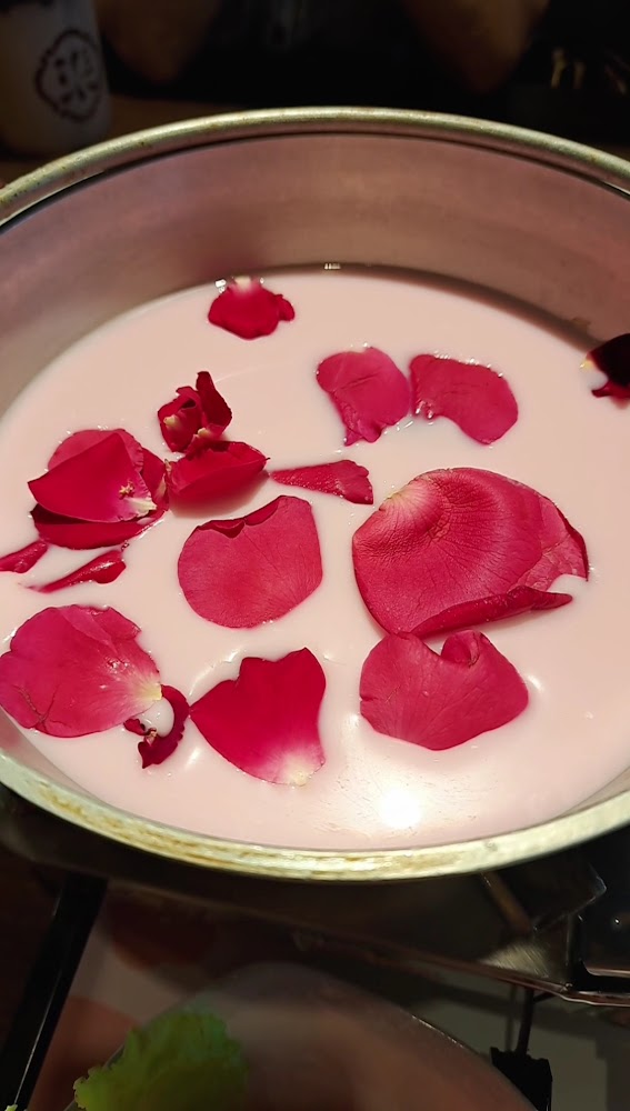 玫瑰花瓣鍋物擺盤的特色餐點