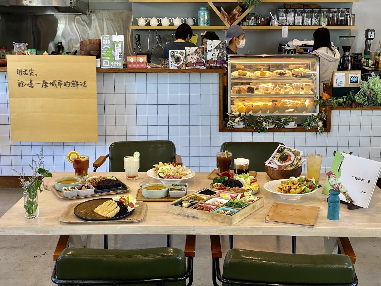 豐盛咖啡廳餐點與甜點