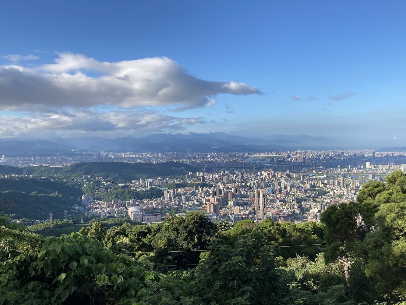 文化大學後山白天城市與山景全景