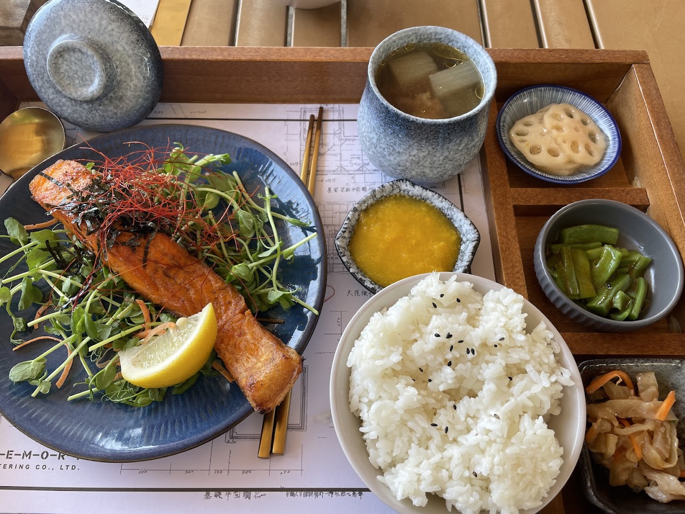 烤鮭魚定食,附白飯味噌湯小菜與甜點