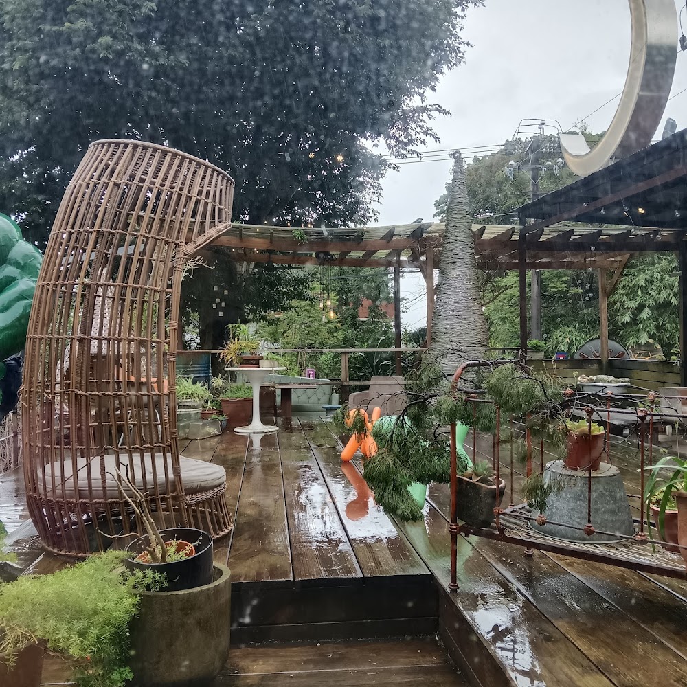 戶外木製露台與綠植座位區