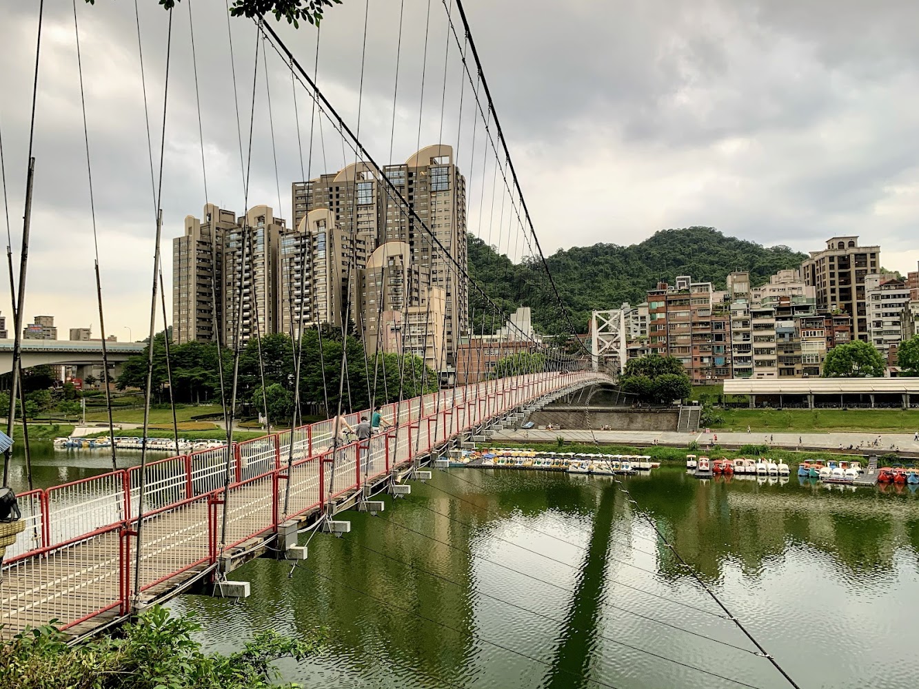 碧潭吊橋與河面船隻景色