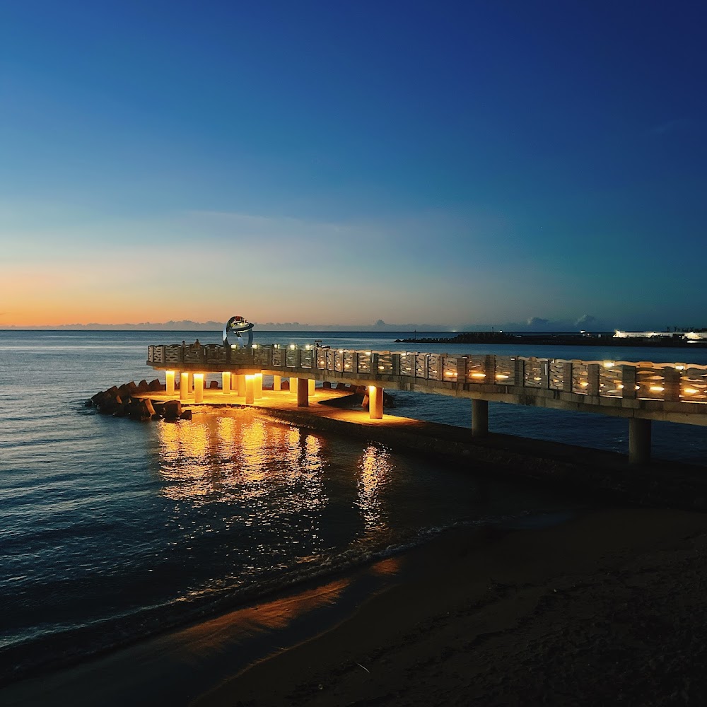 海邊灶咖延伸至海上的觀景平台夜景