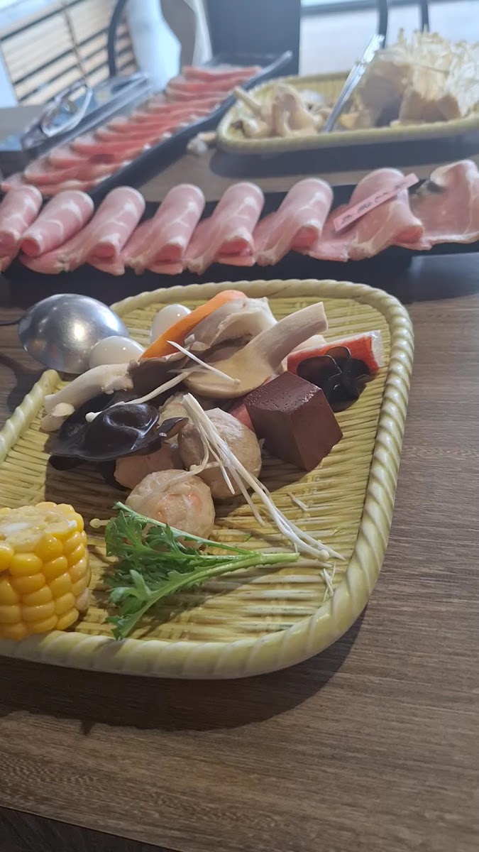 誠石火鍋竹籃裝的配料，有菇類、蝦子和玉米