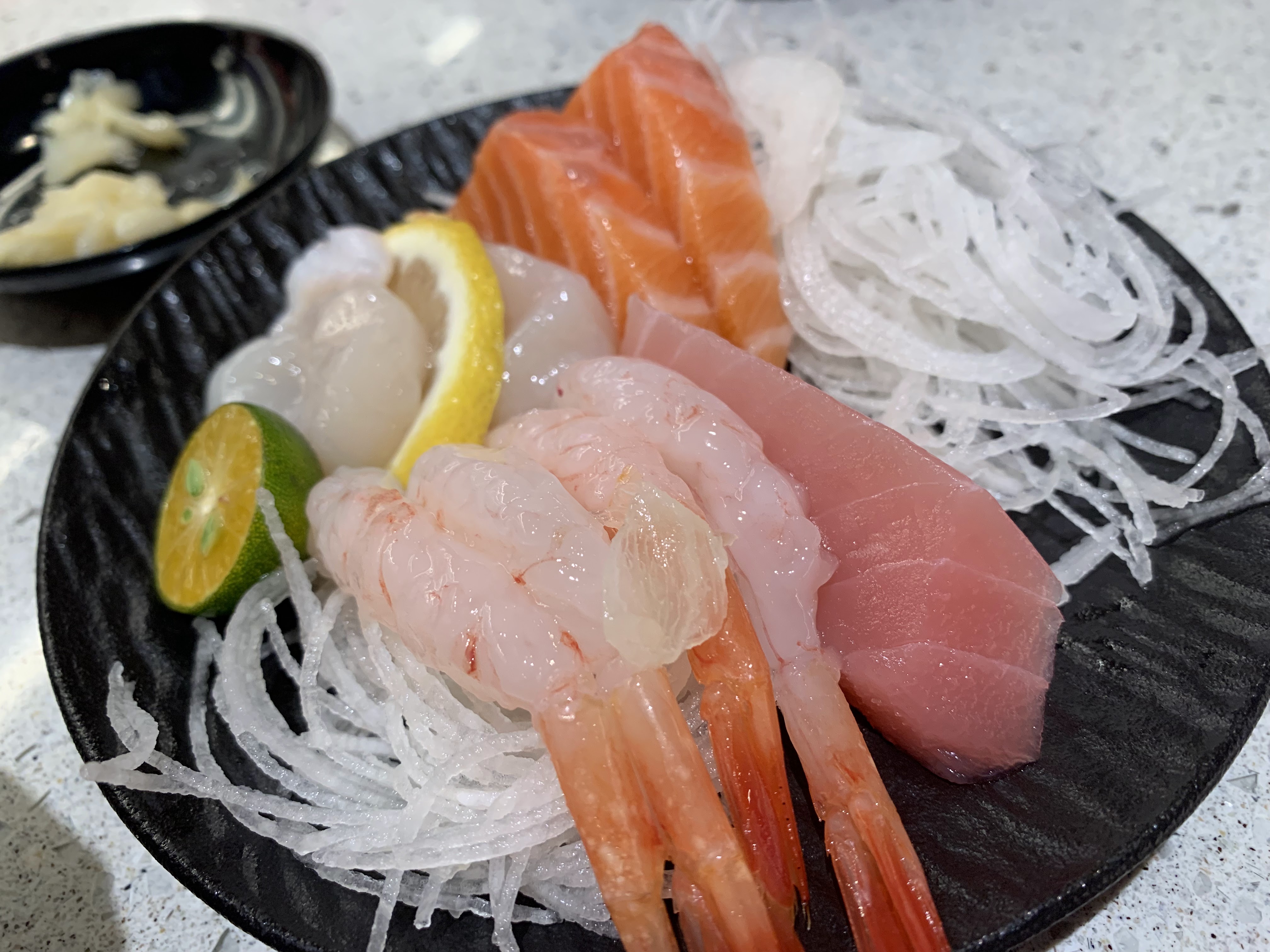 綜合生魚片拼盤包含鮭魚鮪魚甜蝦與干貝