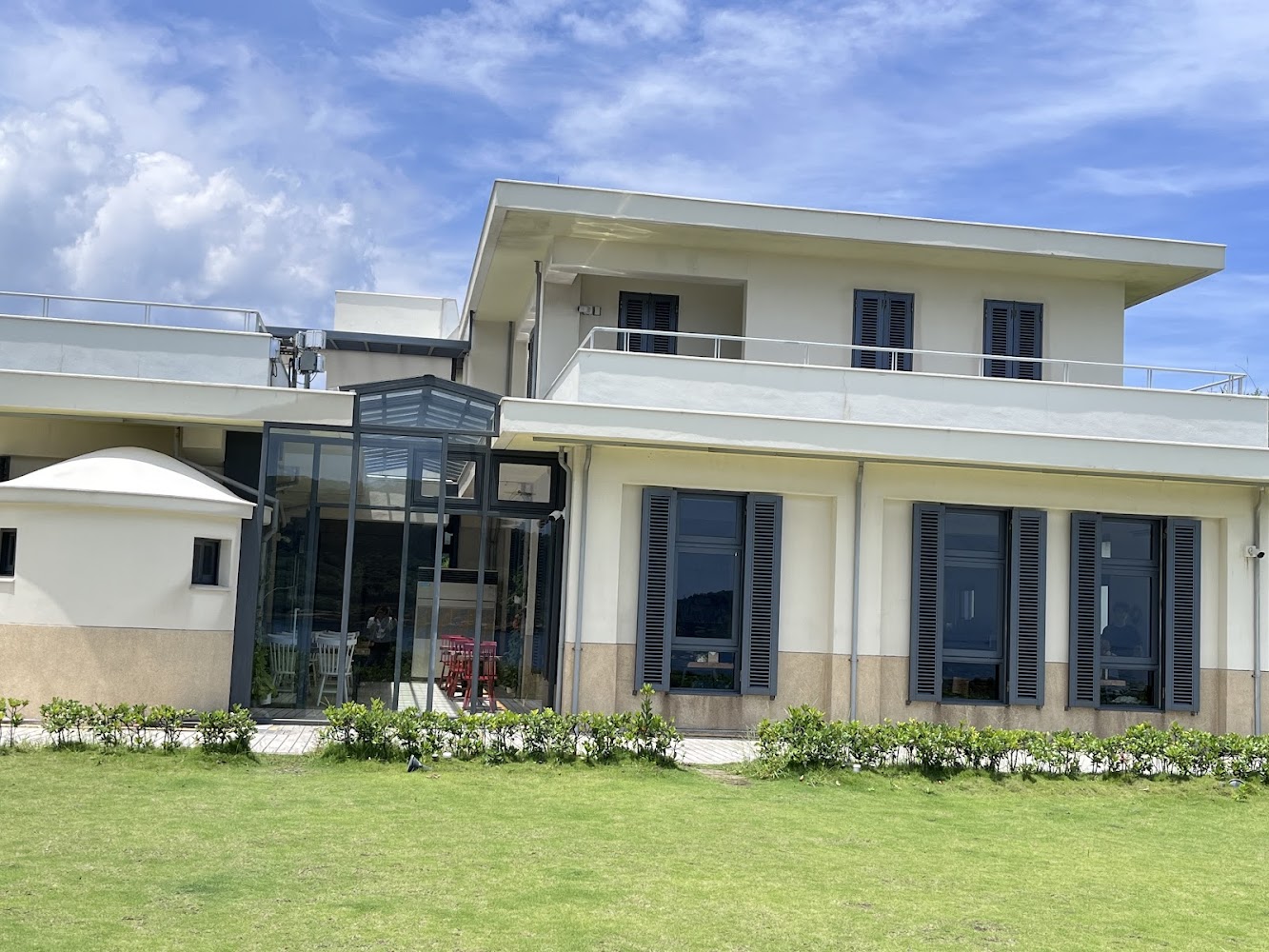 山海芳園景觀咖啡廳白色建築與草坪