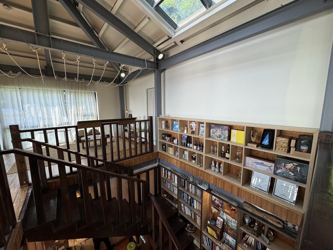 樓中樓書櫃與展示架的空間設計