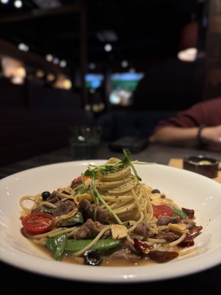 義大利麵搭配牛肉蒜片黑橄欖四季豆與辣椒