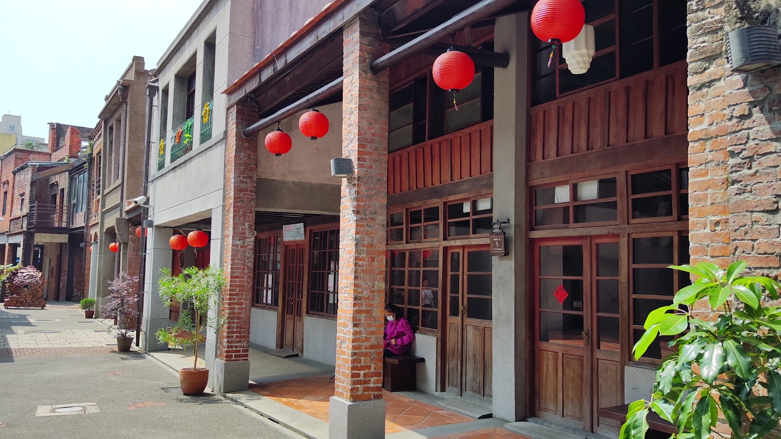 剝皮寮歷史街區內部街道景觀，磚牆古樸建築間的靜謐小徑