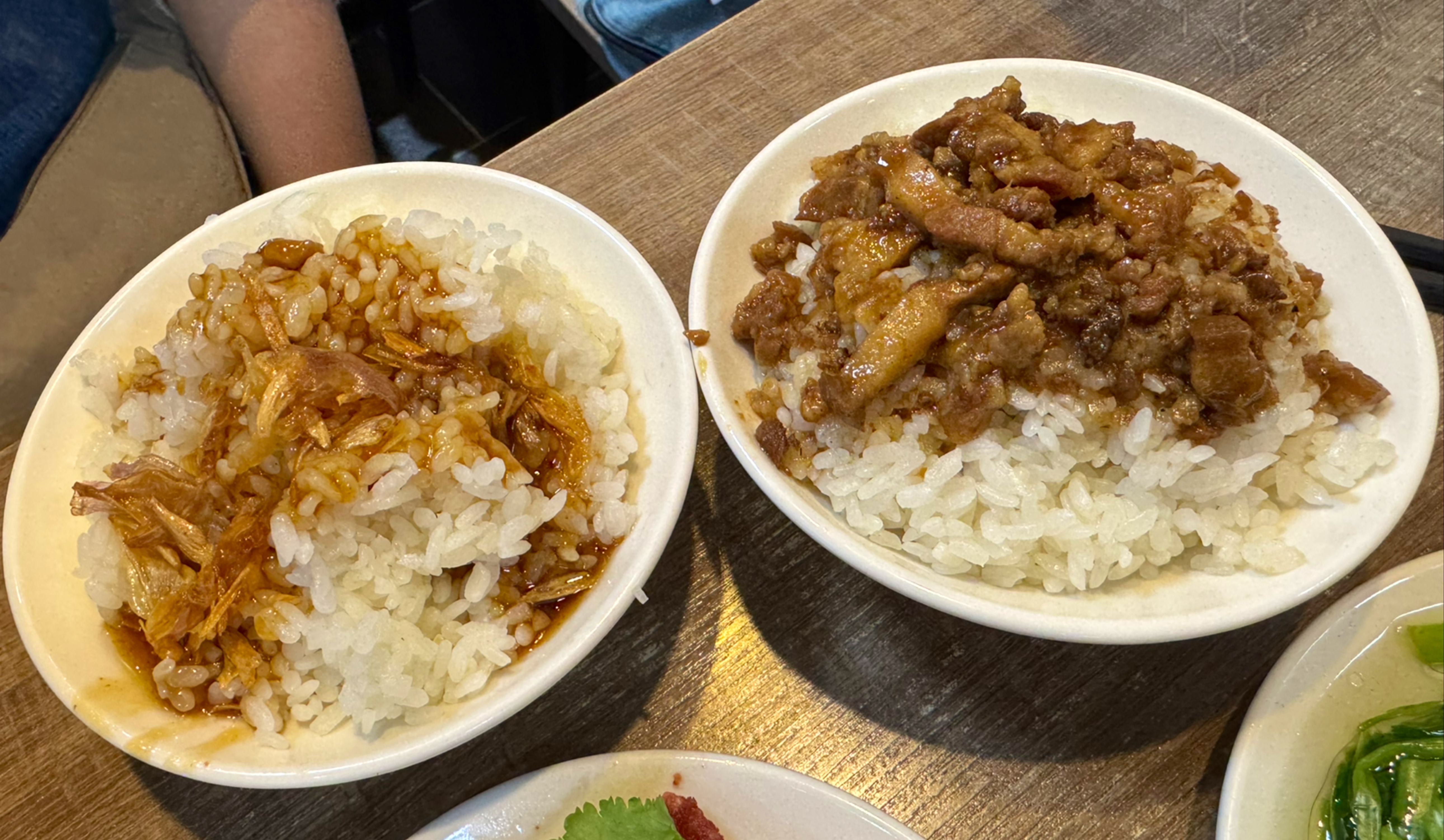 中山五十六雞肉飯與滷肉飯雙拼示意