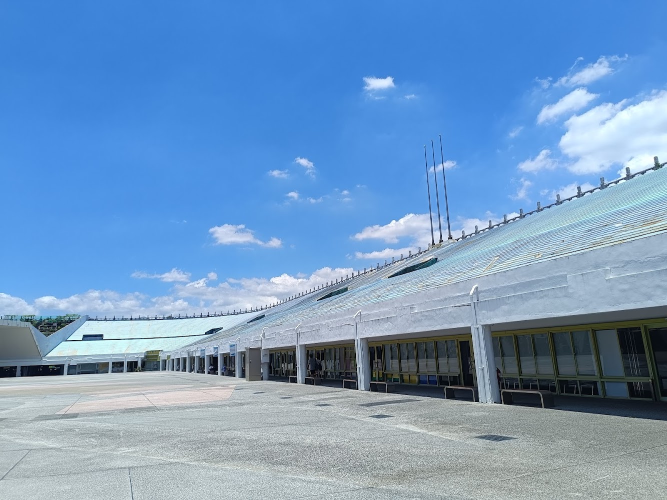 爭艷館建築白天外觀，前方有寬廣開放空間