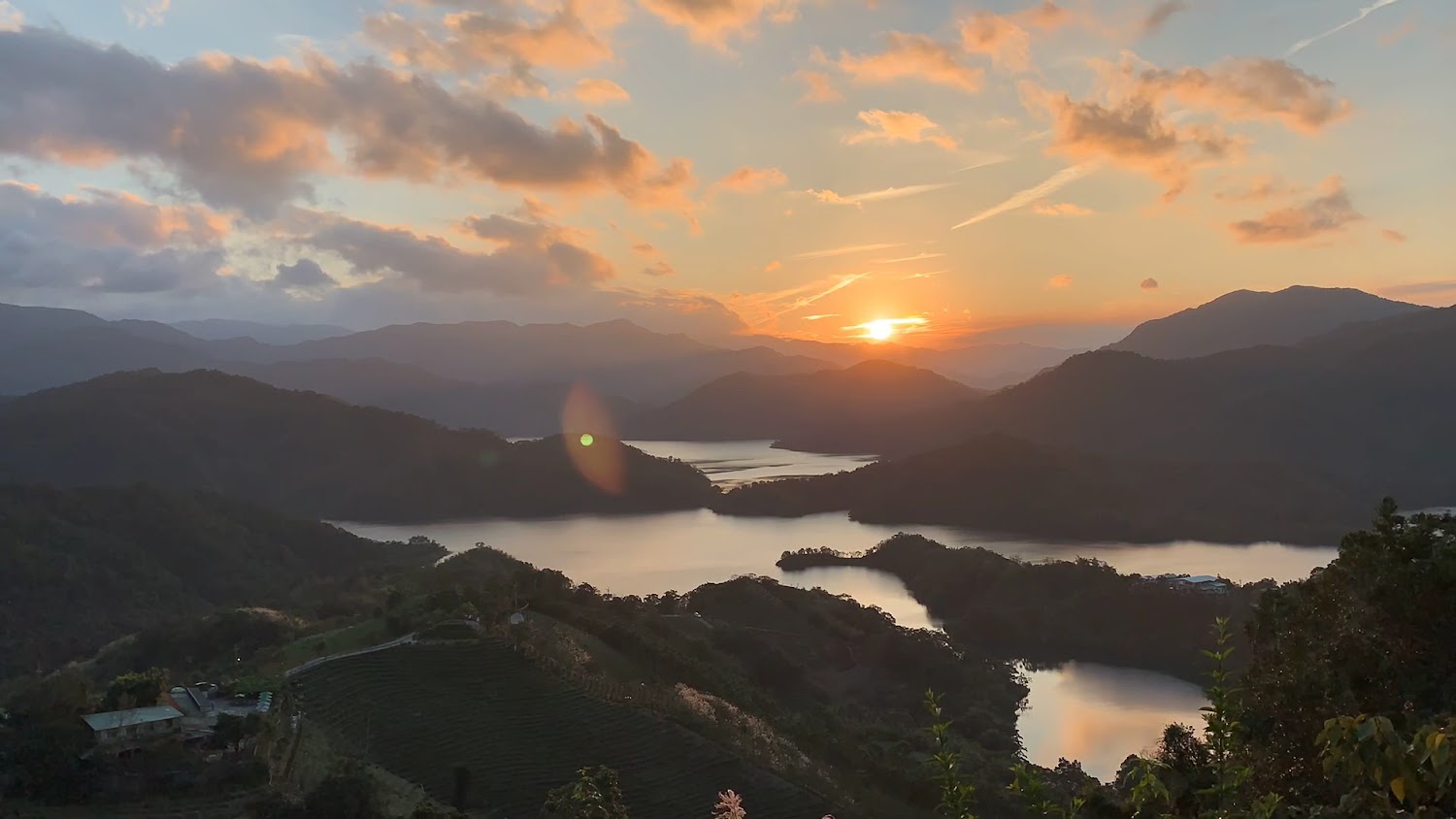 土虱頭觀景臺夕陽下的山區湖泊