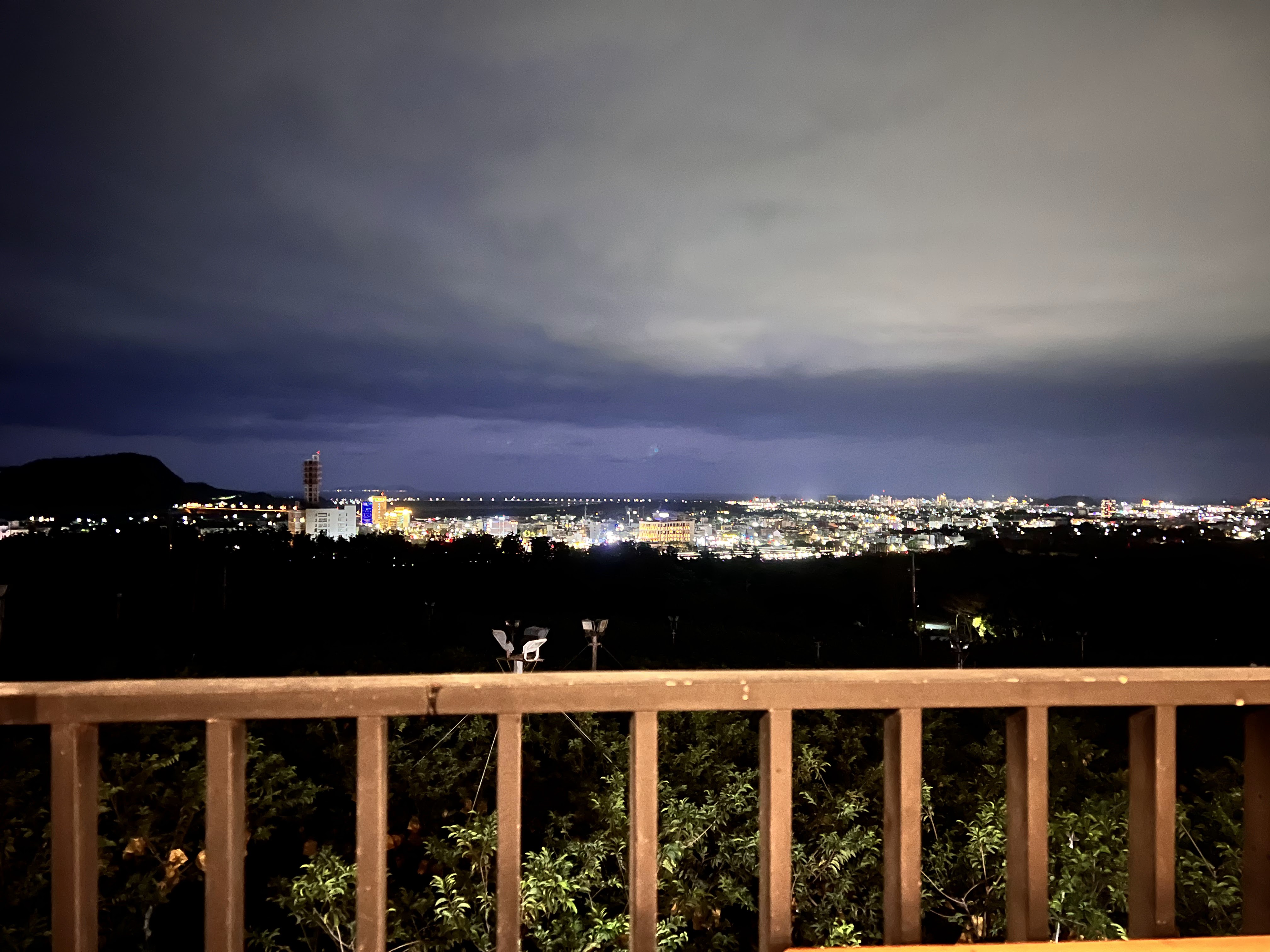 夜晚城市景色與木欄杆