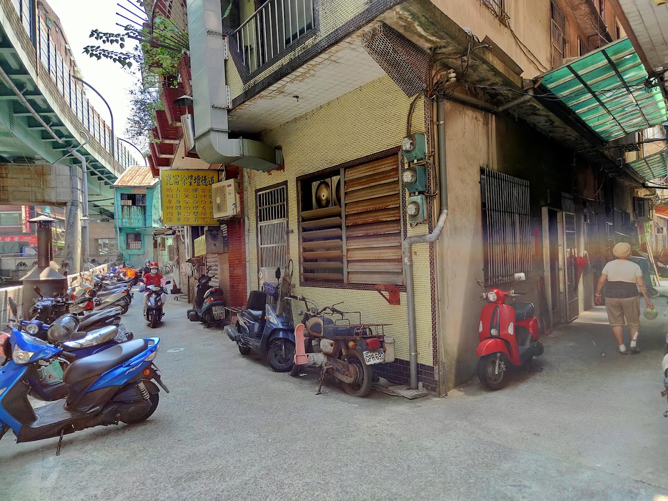 基隆巷弄街景與高架道路周邊環境