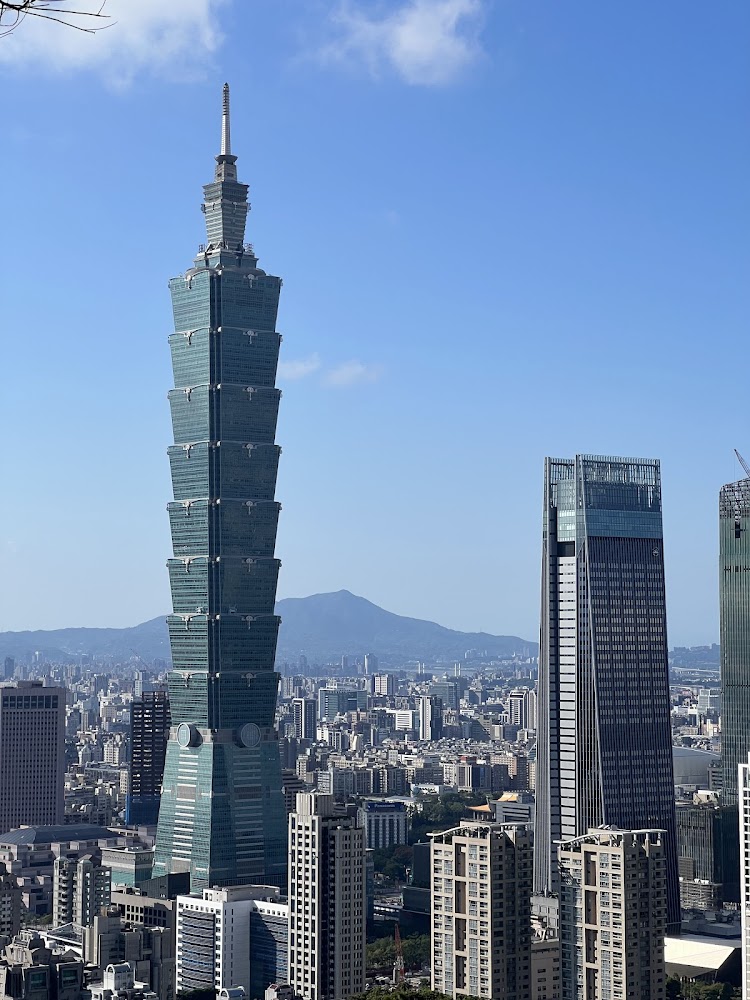 台北101與周邊高樓及遠方山脈景觀