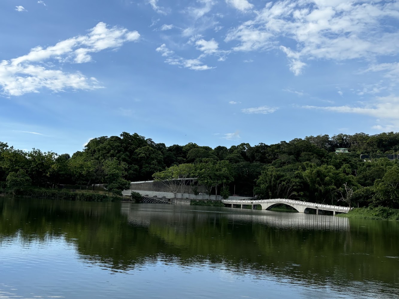 青草湖白色拱橋與藍天綠樹倒影