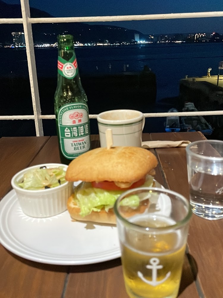 安克黑咖啡啤酒漢堡與夜晚海景