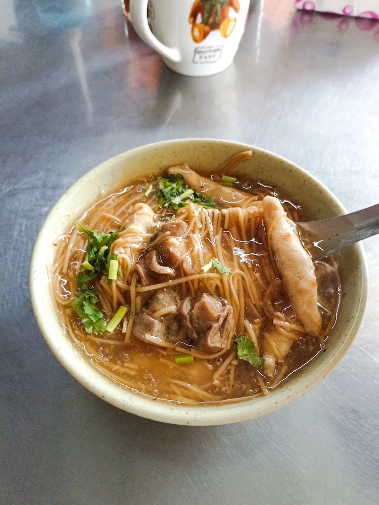 台灣麵線羹裡有豬腸與肉塊，湯頭濃稠