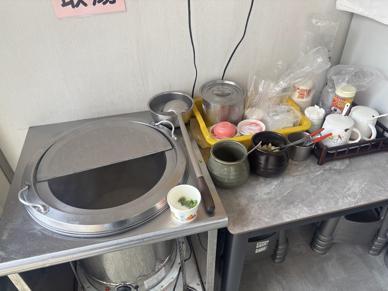 鳳腿庫飯自助湯品區與調味料
