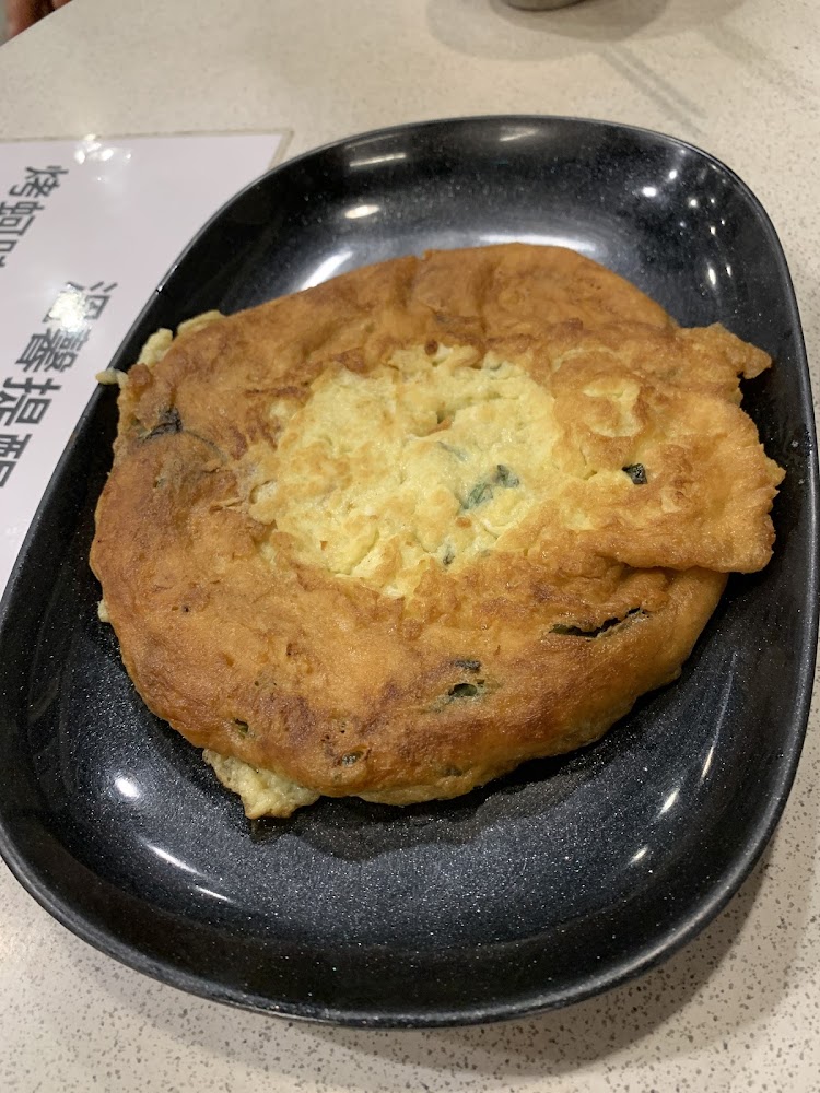 黑色橢圓盤中的金黃煎蛋
