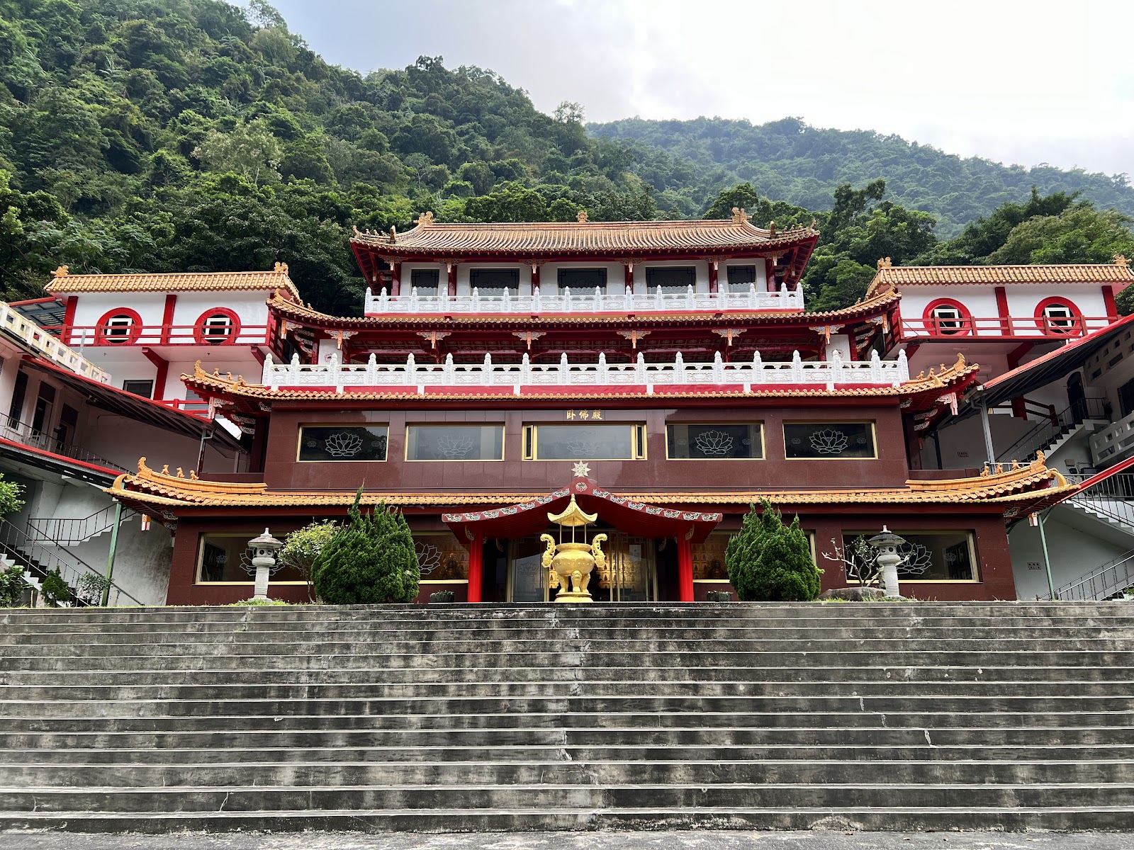 禪光寺正面三層深紅色宮廷建築前方寬闊石階太魯閣花蓮