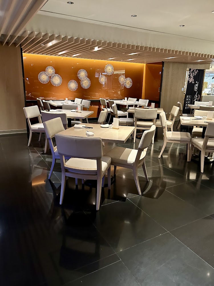 遠東 CAFÉ 餐廳內部空間與桌椅