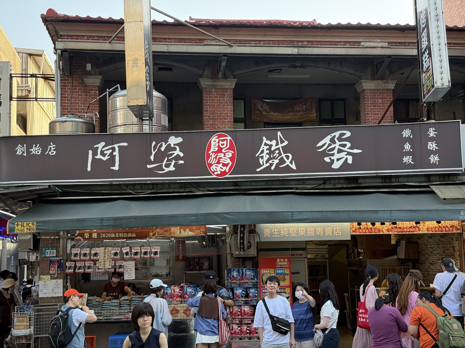 阿婆鐵蛋店面，創始店招牌，門口人潮聚集