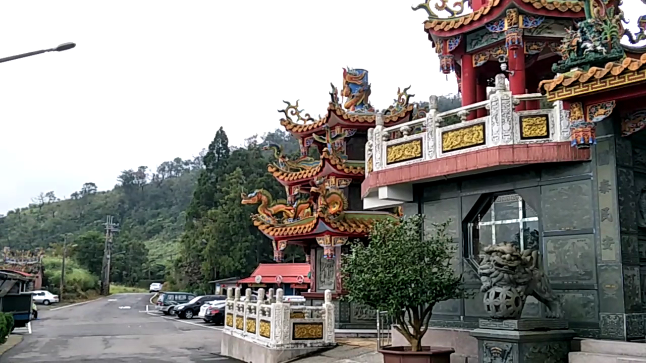 南山寺仙公廟廟埕與山景