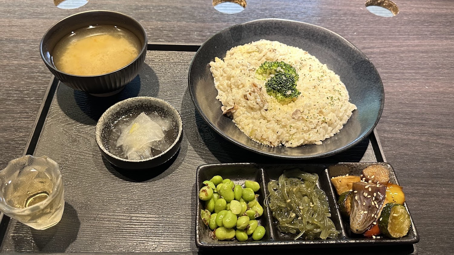 奶油燉飯搭配味噌湯小菜與飲料的定食