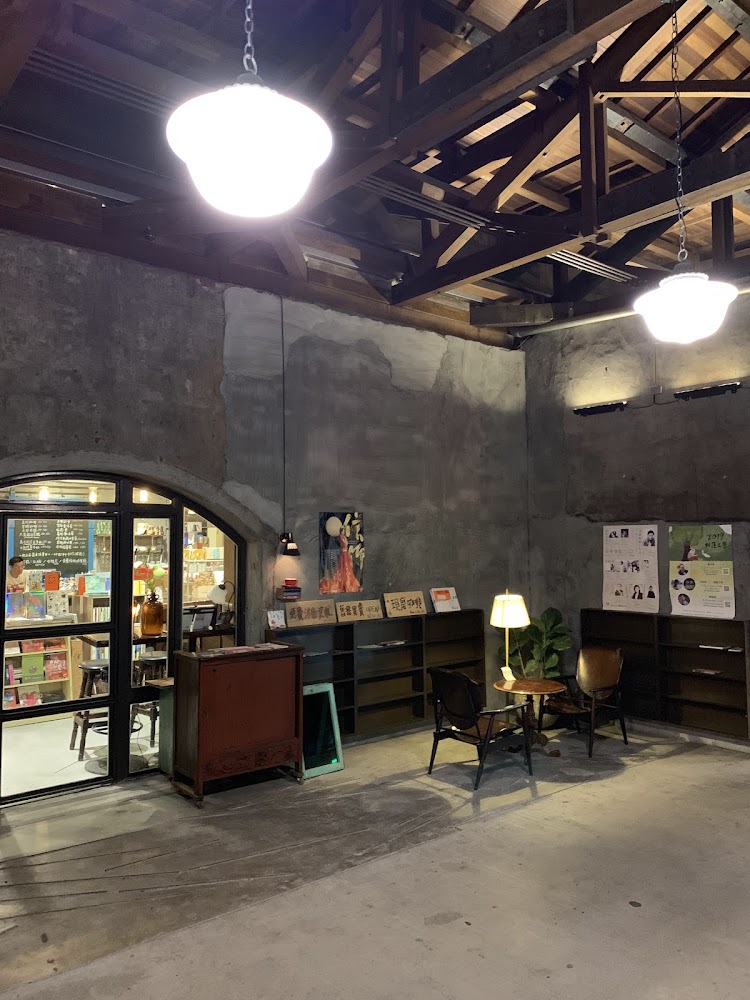 宜蘭行口老屋書店空間與木梁