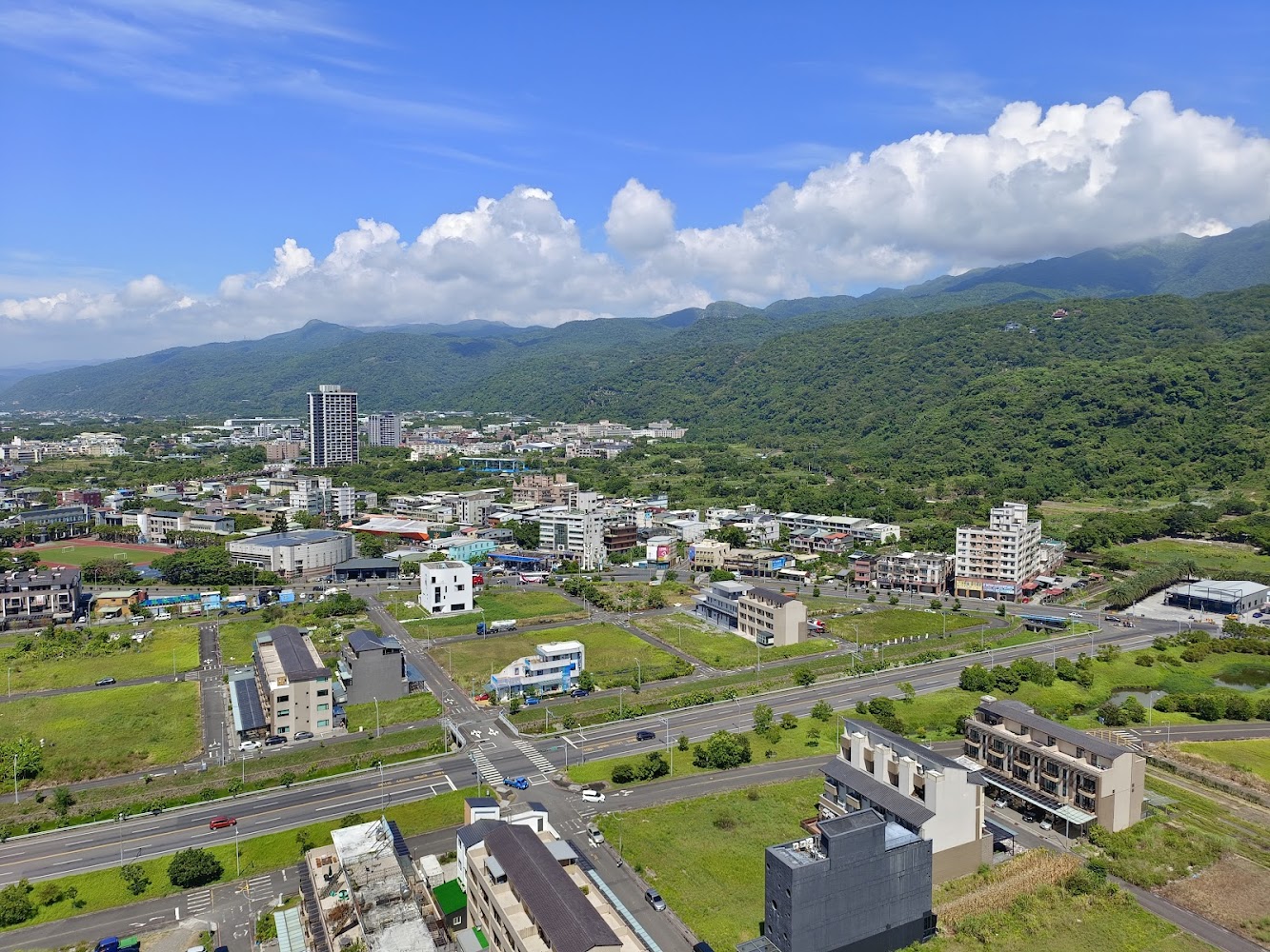 頭城市郊道路與山脈藍天景色