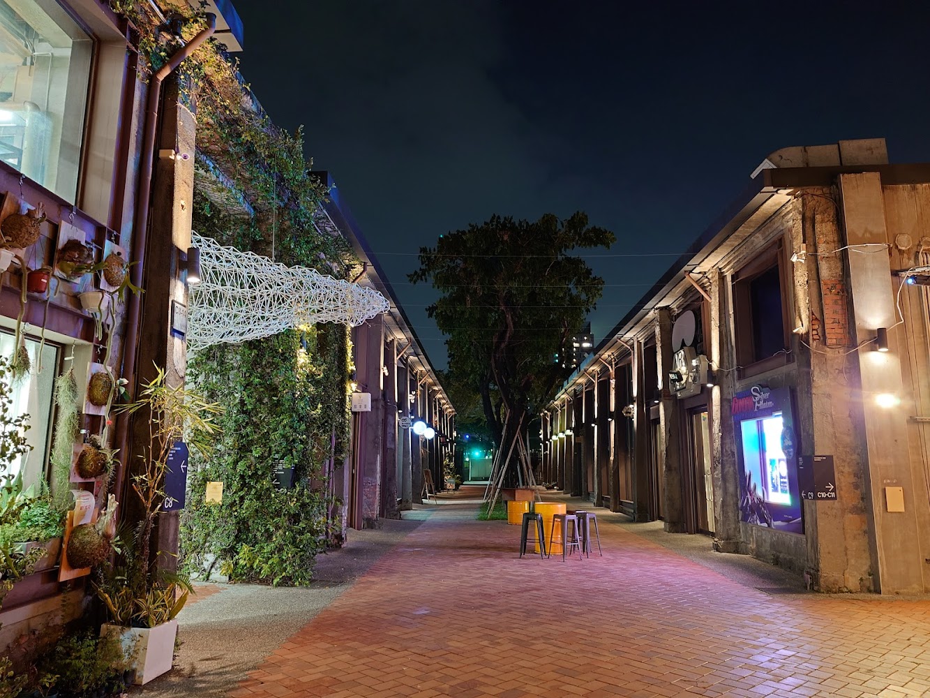 駁二大義區夜晚文創街景與老屋改造空間