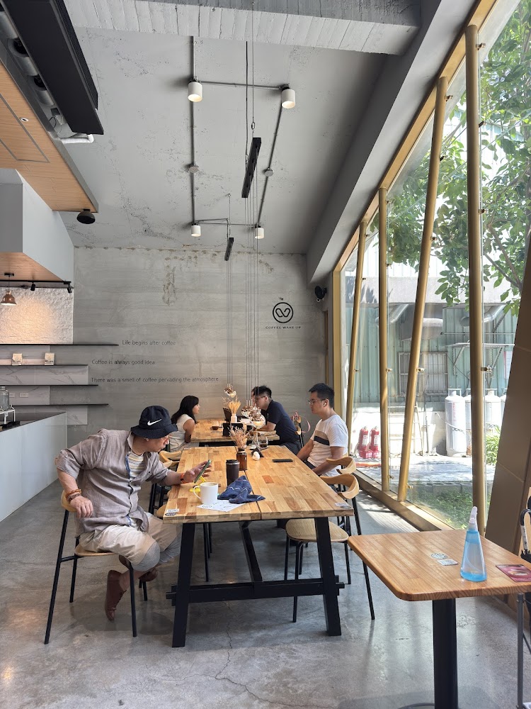 咖啡覺醒美術店落地窗旁明亮座位